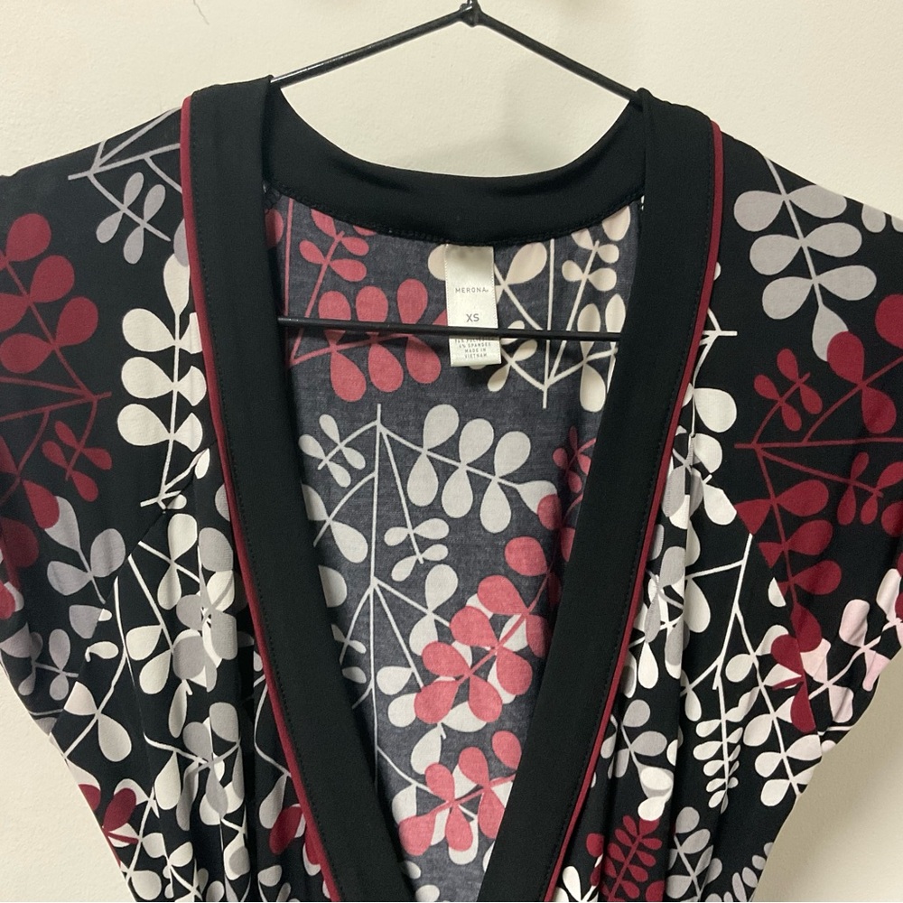 Pretty Merona Cranberry Grey & White Leaf Design On Black Cool Comfort Top! - Picture 3 of 13